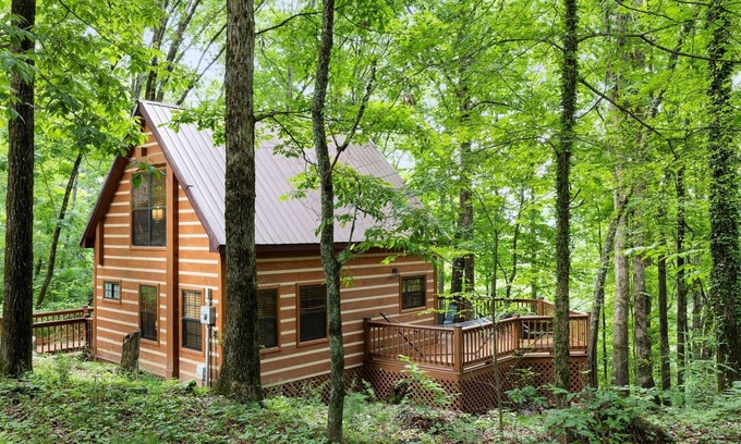 Trenton Casa | Grady`s Hideaway | Rustic Cabin + Private Hot Tub | Sleeps 4