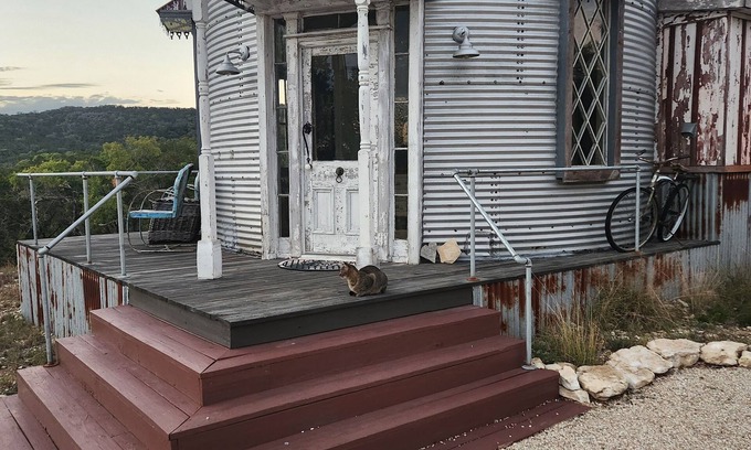 Center Point Cabina | Grain Bin Cabin in the Country