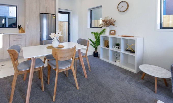 Phillipstown Casa | Grand 6BR Escape Steps from Christchurch’s Best