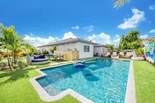 Richmond West Casa | Grand 6BR Escape Resort Pool, Beach & Mini Golf L09