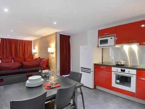 Macot-la-Plagne Apartamento | Grand appartement rénové - 11 pers - Centre station - Balcon - FR-1-181-2379