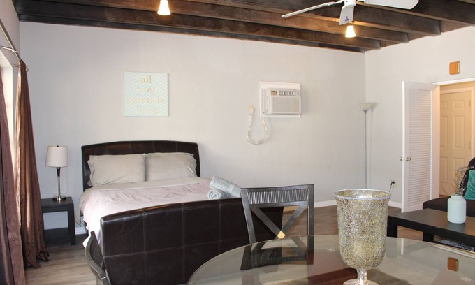 St. Petersburg Apartamento | Grand Central Suite in Downtown St Petersburg! 2 min bike ride to Central Ave!