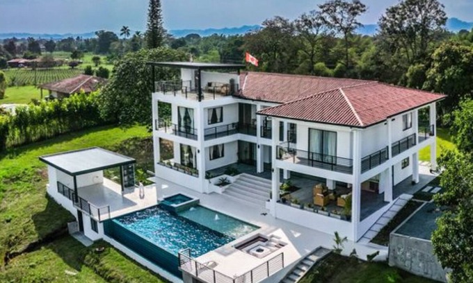Montenegro Villa | Grand Cypress Luxury Home Amazing location/ outdoor Pool, free Wifi , Terraza