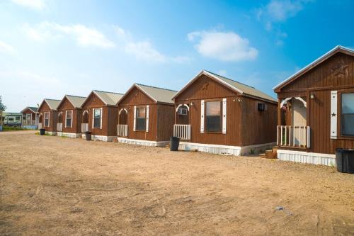 Tilden Cabina | Grand Eagle Ford Lodge & RV Park