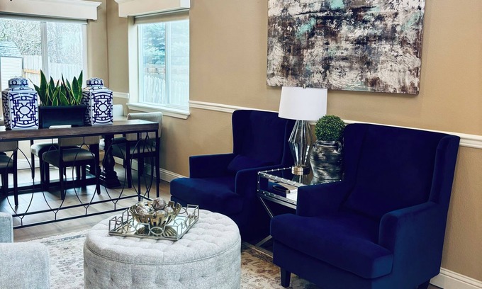 Beaverton Casa | Grand Entryway Vaulted ceiling near Nike Intel 7 beds w/ 10% Discount for 7 Days