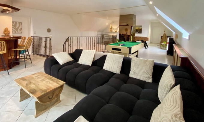 Huisnes-sur-Mer Casa | Grand Gîte sleeps 14 with view of Mont Saint Michel