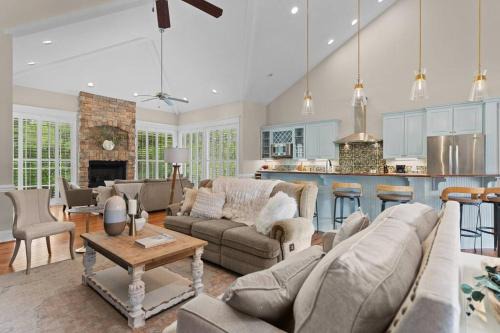 Hampstead Casa | Grand Home on 10 Acres in Surf City w/Private Pond!