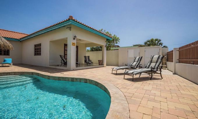 Palm Beach Casa | Hermosa casa con piscina en un barrio tranquilo.