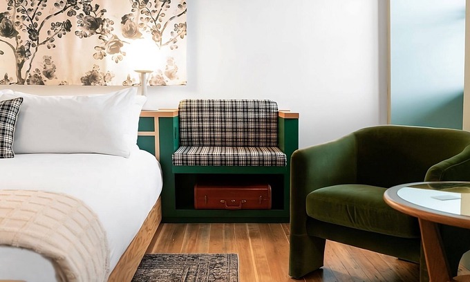 Buckman Neighborhood Apartamento | Grand King Room at Hotel Grand Stark | Pets Allowed, Near Moda Center