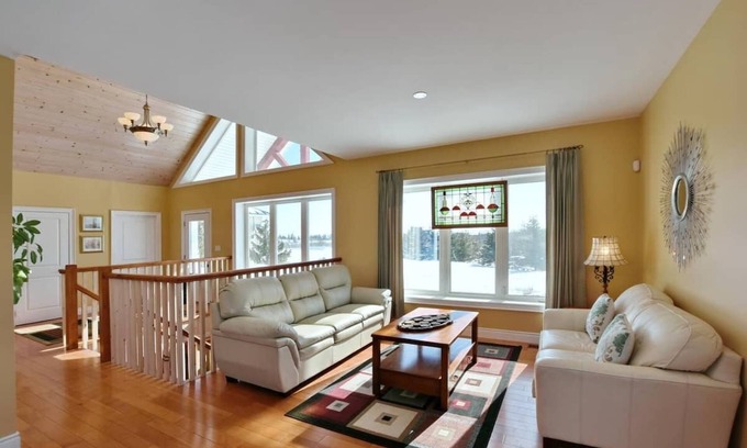 Meaford Cabaña | Grand Luxury Cottage by Blue Mountains with pool and hot tub