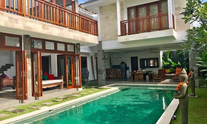 Petitenget Villa | Grandes proporciones, impresionante villa nueva a poca distancia de lo mejor de Bali