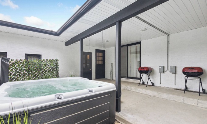 Michigan City Casa | Grand Reunion House / Hot Tub / Pet Friendly