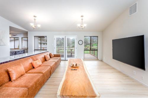 Kaweah Casa | Grand Riverside Retreat - Private Walkway to the River
