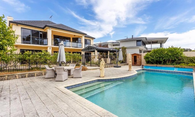 Ascot Casa | Grand Riverview Manor with pool & river access - EXECUTIVE ESCAPES