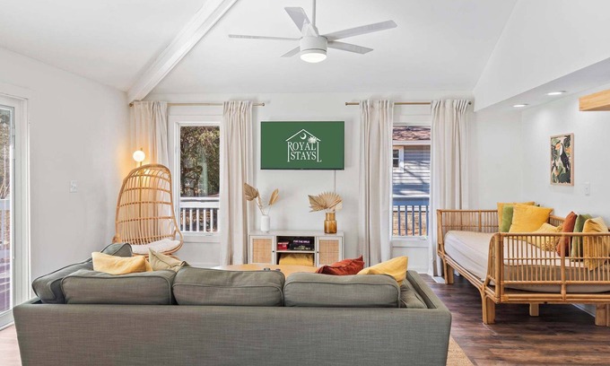 Myrtle Beach Casa | Grand Safari House: Hot Tub, Broadway at the Beach