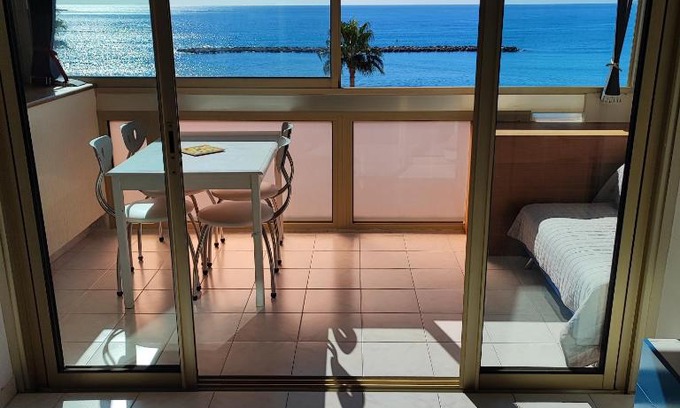 Saint-Laurent-du-Var Apartamento | Grand studio bord de mer- accès direct aux plages