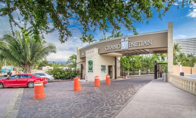 Colonia 5 de Diciembre Condominio | GRAND VENETIAN, OCEAN FRONT CONDO