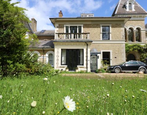 Ryde Casa | Grand Victorian family home - nestled between woodland and beach
