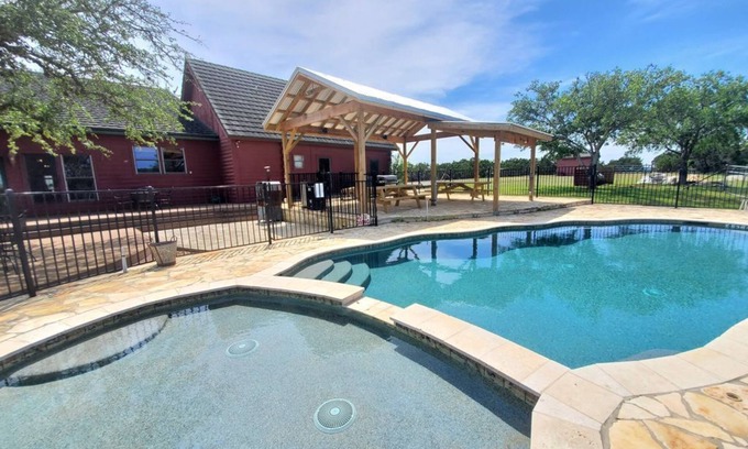Wimberley Casa | 360 grados de VISTA INCREÍBLE! Piscina, Bañera de hidromasaje, Sala de juegos