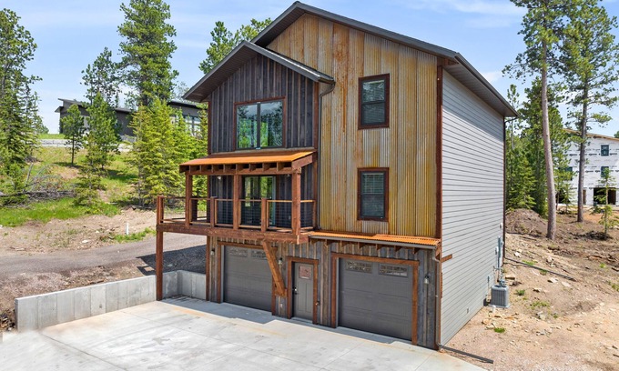 Lead Casa | Grand View! Hot tub, AC, 2 car garage, pool access