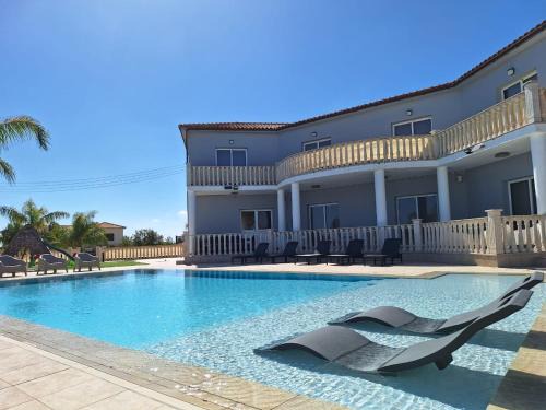 Paralimni Villa | Grand villa Lynn seaview Ayia Napa