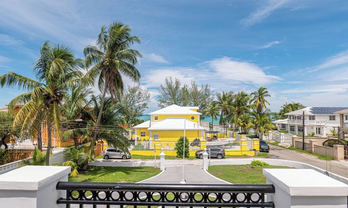 Nassau Villa | Grand Villa - steps from sandy beaches, golfing, 5 star restaurants & Waterparks