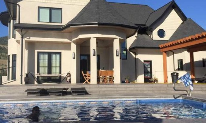 Okanagan-Similkameen Casa | Grand Vineyard Estate Home