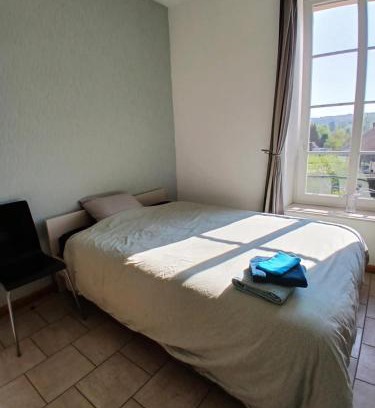 Virton Casa | Grande chambre lumineuse au coeur de la Gaume - Chambre 4 - 1er étage