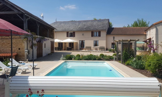 Saint-Jouin-de-Marnes Casa | Grande Maison des Tournesols. Casa rural de 5 dormitorios con piscina privada climatizada, capacidad para 11
