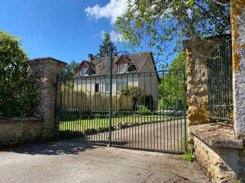 La Chartre-sur-le-Loir Casa | Grande Maison en Bord de l'Eau avec Jardin - 6 Chambres, Proche Commerces - FR-1-410-442