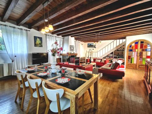 Saint-Vidal Casa | Grande maison au cœur d'un village historique avec terrasse et WIFI inclus - FR-1-582-308