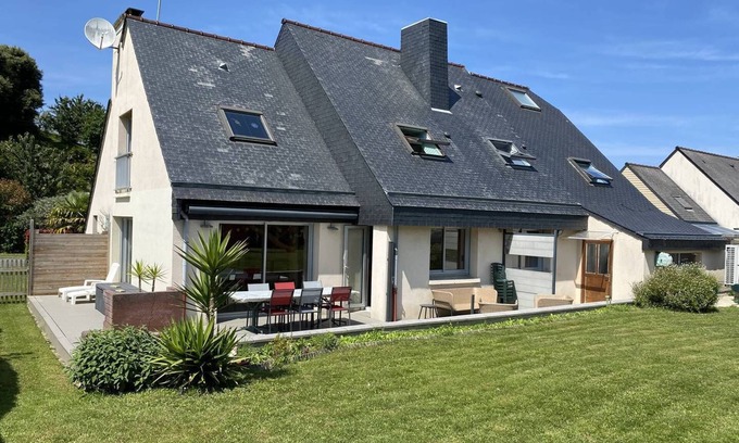 Saint-Cast-le-Guildo Casa | Grande Maison à 300 m de la Grande Plage sur un Grand Terrain, 5 Chambres Pour 10 Personnes