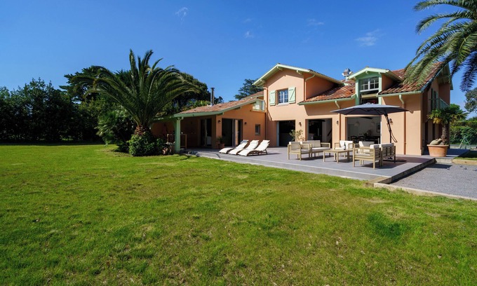 Biarritz Villa | Grande Villa Familiale Rénovée, Immense Jardin & Pelote Basque, 9min de la Plage