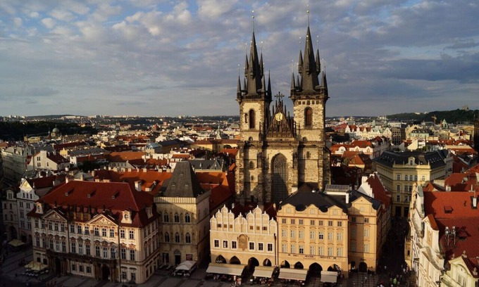 Smichov Apartamento | Grandeur Authentic Czech Charm by the River