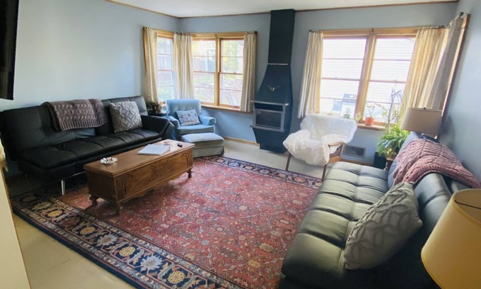 Bryn Mawr Cabaña | Grandma's Comfy Vintage Cottage w/ Fireplace ~ BBQ & Firepit