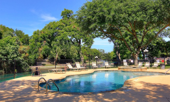 New Braunfels Condominio | Grandma's River Haus Rrc A108 1 Bedroom Condo by RedAwning
