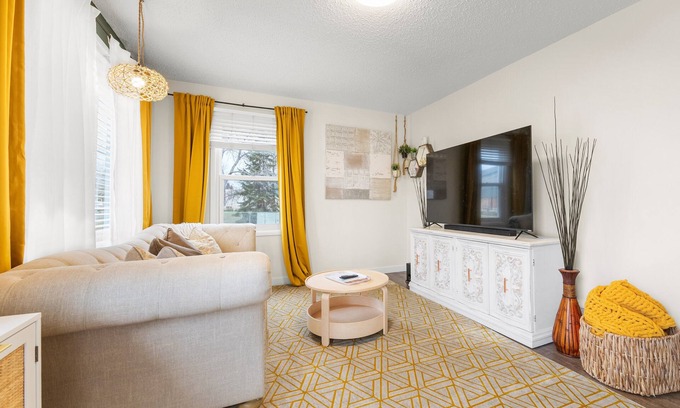 Jasper Place Casa | Grandmas Farmhouse 10 min to WED
