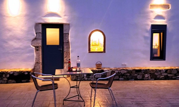 Lagoudi Zia Apartamento | Grandpa's place - a 150year-old stone built house- near Zia's sunset balcony