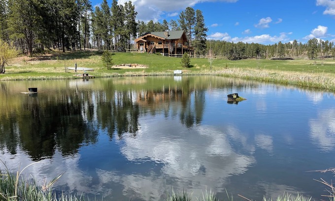Custer Casa | Grandpa’s Place. Exclusive, Stunning, Private Log Home. Firepit & Pond.