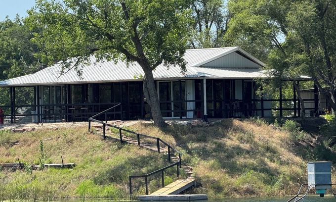 Arlington Cabina | Grandpa’s cozy cabin in Arlington with WiFi, AC, grill,fishing, pedal boat,kayak