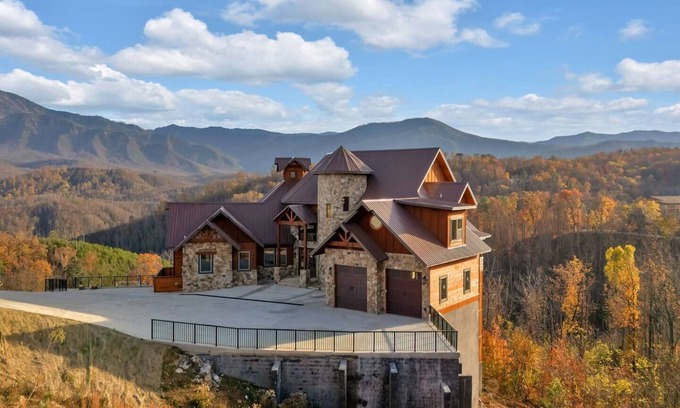 Chalet Village Casa | Grandview Lodge - Gatlinburg Burns