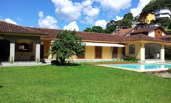 Teresopolis Casa | Dentro de Granja Comary: PLANTA BAJA SIN ESCALERAS NUEVA área de piscina gourmet