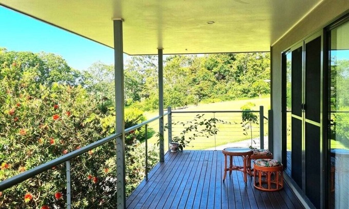 Valla Apartamento | Granny flat with office and private verandah in garden setting 7 mins to beach