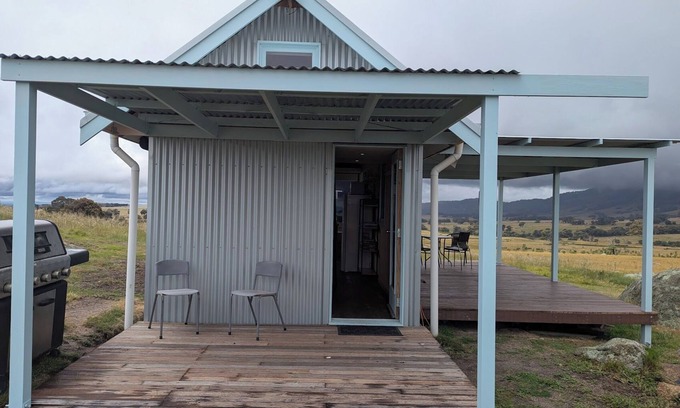 Nulla Vale Cabina | Granum - A unique tiny cabin on farmland