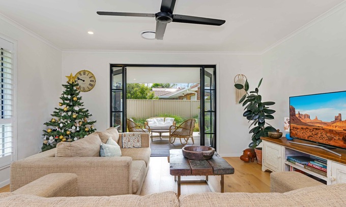 Ocean Shores Casa | Grasmere - NEW luxury Byron home-walk to beach & river.