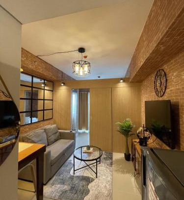 Santo Cristo Apartamento | Grass Residences Industrial-Themed Staycation