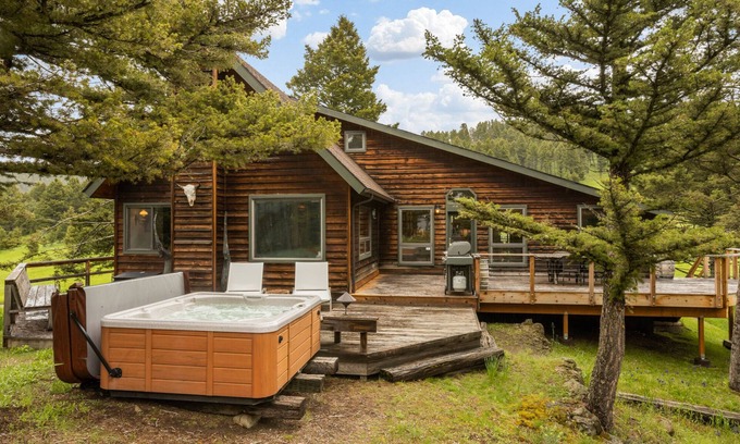 Bozeman Casa | Grassy Ridge -Tranquil retreat with views in the Bridger Canyon with hot tub!