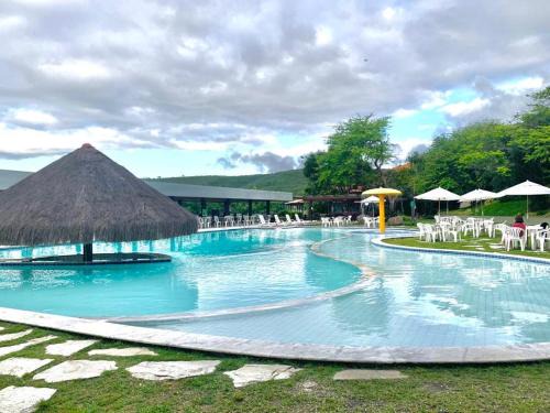 Saire Apartamento | Gravatá Flat no condomínio Monte Castelo MELHOR LOCALIZAÇÃO , Wi-Fi, SKY e AR