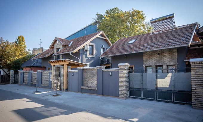 Subotica Apartamento | Gray brick house