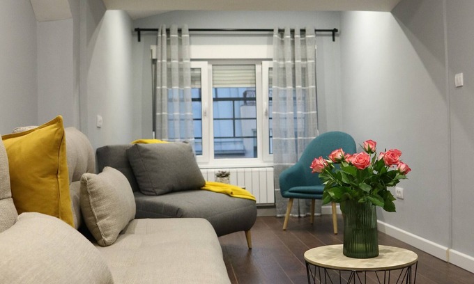 Vozdovac Apartamento | Gray Cloud of Sky Point Apartments